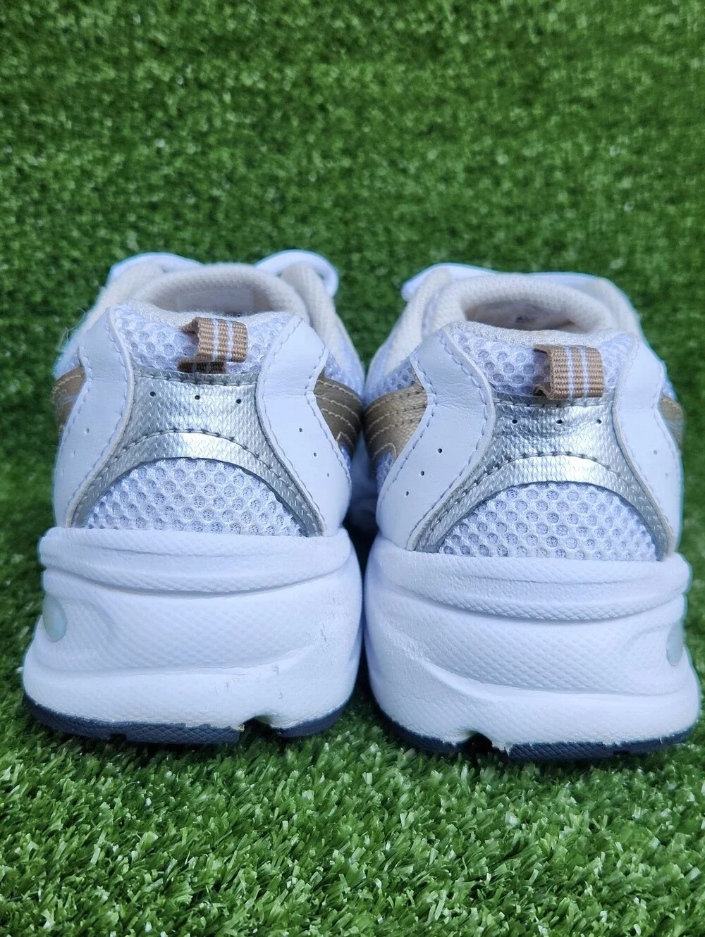 New Balance Big Girls Running White Metallic Gold Sneakers Shoes Size 5 Youth